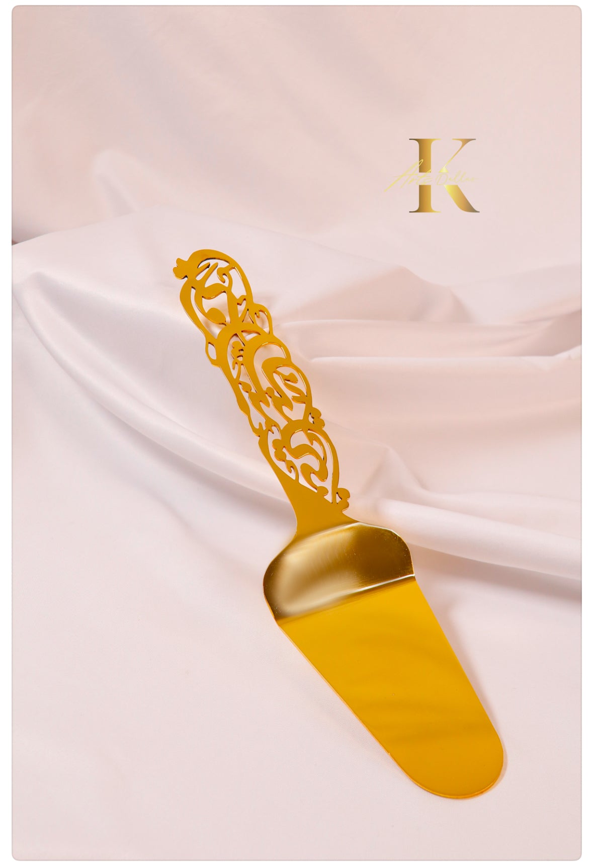 The cake server