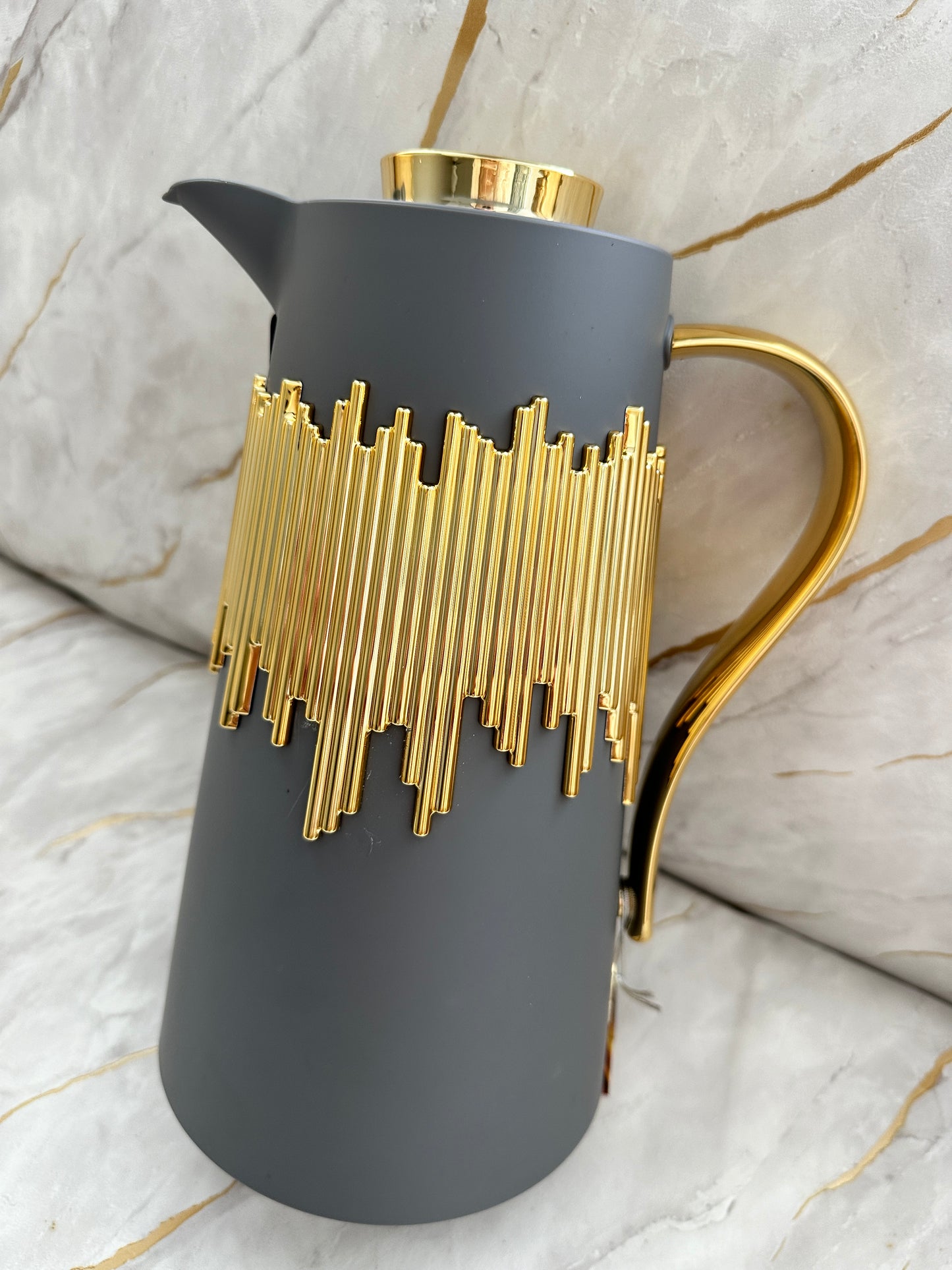 Introducing the Cascade Coffee Pot, a 1-liter marvel blending elegance and functionality. Choose from luxurious gold, matte charcoal, pristine white with golden marbling, or polished chrome finishes. Its intricate gold drip design adds a touch of sophistication, while the ergonomic handle ensures a comfortable grip for pouring.