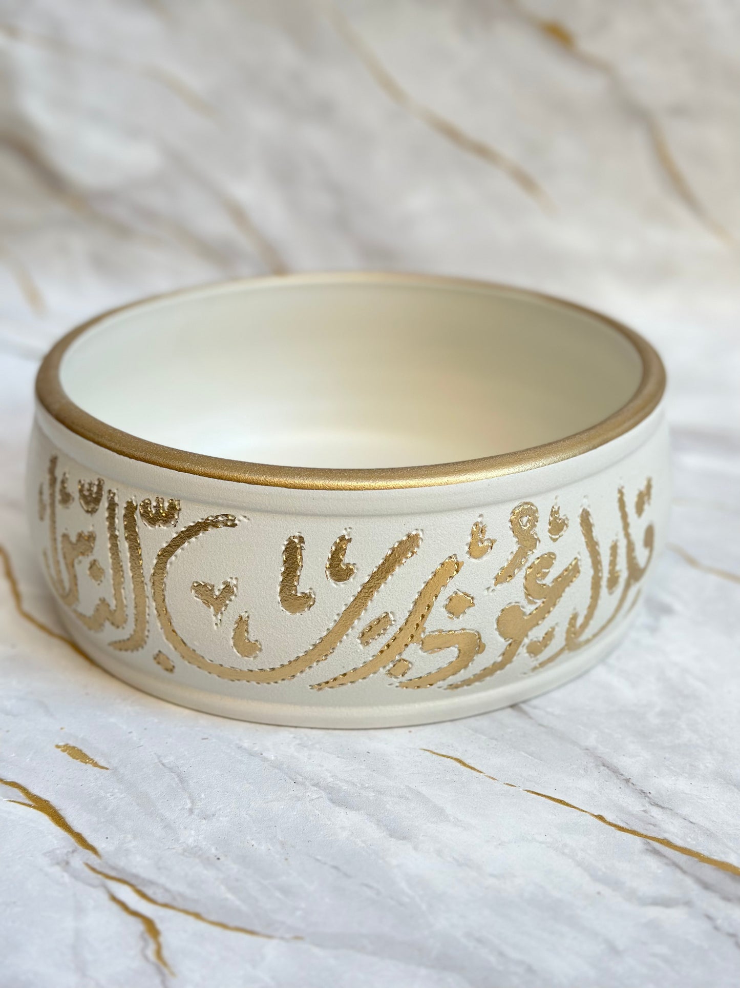 Introducing the Handmade Ceramic Deep Plate with Gold Calligraphy, a testament to exquisite craftsmanship and timeless beauty. Available in luxurious gold or pristine white with golden marbling, each plate features intricate hand-painted details that elevate your dining experience.