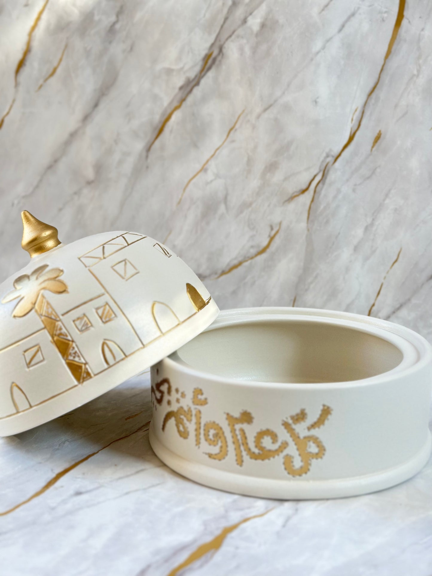 Add elegance to your festive table with our exquisite Handmade Ceramic Eid Chocolate Bowl. Crafted from durable ceramic and featuring delicate gold calligraphy, this bowl with its beautiful lid is ideal for serving treats or as a cherished decorative piece.