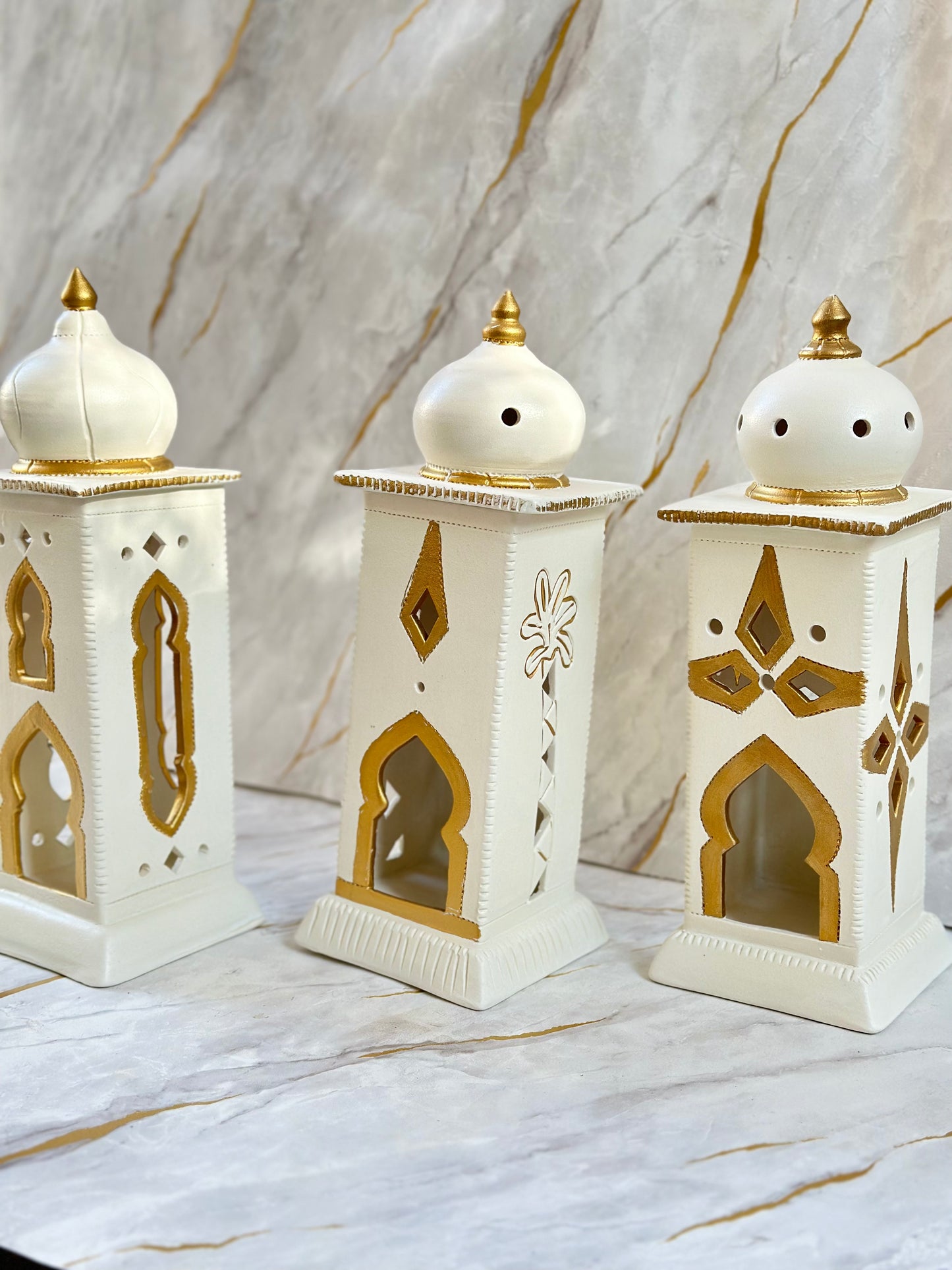 Transform your Ramadan decor with our Ceramic Minaret, elegantly designed in cream and turquoise with radiant golden accents. Perfect for creating an ambient atmosphere with electric candles or gently diffusing incense.